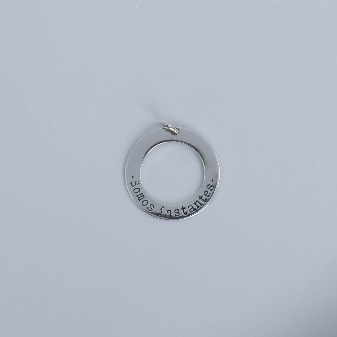 Somos instantes circle silver pendant