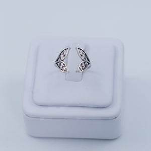 Twin whale tail ring